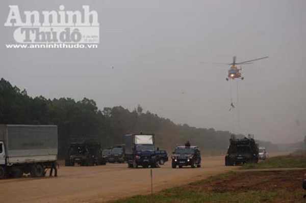 Bộ Công an đã tăng cường lực lượng và phối hợp với Quân chủng Phòng không, Không quân (Bộ Quốc phòng) điều hai máy bay trực thăng đến hỗ trợ.